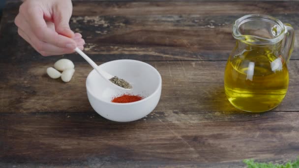 Préparation de la marinade à partir d'épices, jus de citron et huile d'olive . — Video