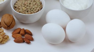 Kavramsal video. Protein ve kalsiyum içeren vejetaryen yiyecekler. Keto diyeti.