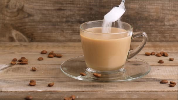 10.电影图。咖啡杯和咖啡豆把糖倒进咖啡里 — 图库视频影像