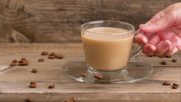 Frau Hand nehmen Sie ein Glas heißen Kaffee mit Milch. Nahaufnahme. — Stockvideo