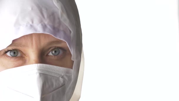 Femeia doctor într-un costum de protecție împotriva coronavirusului pe fundal alb . — Videoclip de stoc