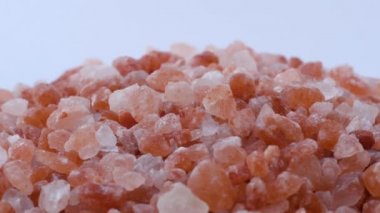 Seçici odaklanma. Makro. Himalaya tuzunun kaba taneleri.
