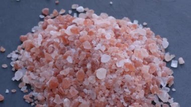 Doğal taştan arkaplanda pembe Himalaya tuzu var..