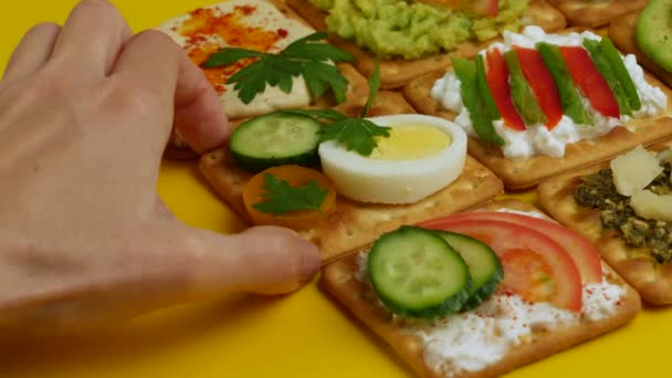 Vrouwen hand nemen gezonde heerlijke crackers. — Stockvideo