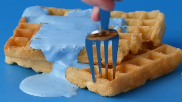 Крупним планом вирізати бельгійські вафлі ножем і виделкою . — стокове відео