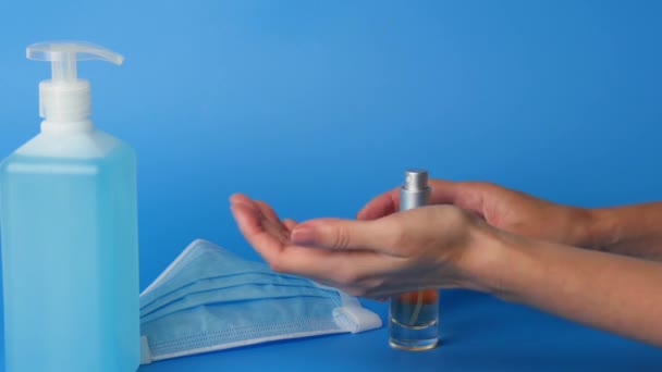 Manos de mujeres que aplican aerosol antibacteriano para prevenir la propagación de gérmenes . — Vídeo de stock