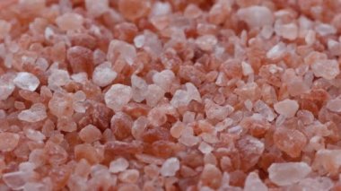 Seçici odaklanma. Makro. Himalaya tuzunun kaba taneleri.