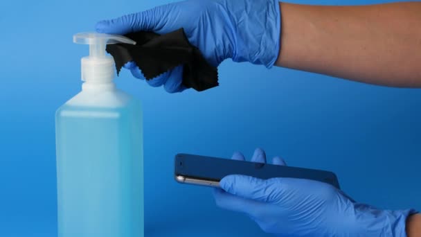 Hastalıkları önlemek için kirli ekranlı telefonu bakterilerden temizleme kavramı. — Stok video