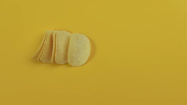 Τραγανό σνακ πατάτας σε κίτρινο backgraund. Σταμάτημα κίνησης. — Αρχείο Βίντεο