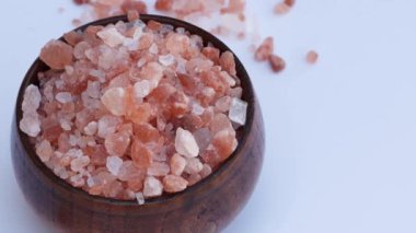 Açık pembe Himalaya kristal tuzlu ahşap kaseye yakın çekim.