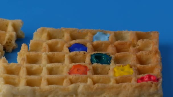 Rotierende süße belgische Waffeln auf blauem Hintergrund. — Stockvideo