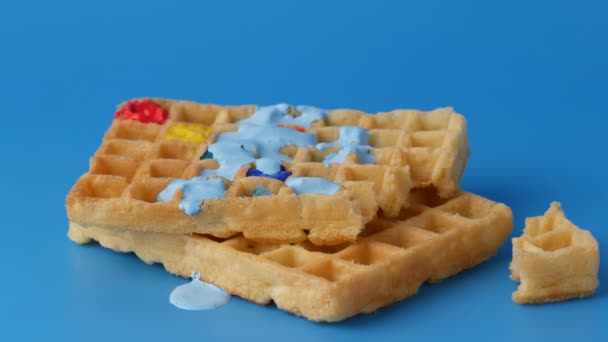 Süße belgische Waffeln mit blauer Soße übergießen. Pop-Art. — Stockvideo