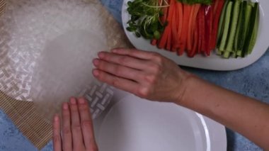 Yumurtalı börek pişirme süreci. Kadınların elleri yuvarlanan börek yapıyor..