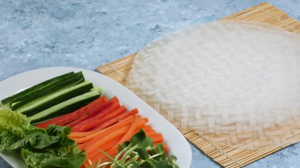 Zutaten zum Kochen von Frühlingsrollen: Blatt Reispapier und Gemüse. — Stockvideo