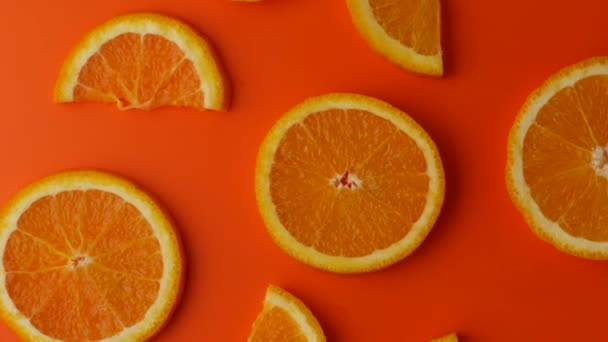 Padrão de fruta colorido de fatias de laranja no fundo laranja. Vista superior . — Vídeo de Stock