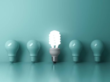 Enerji tasarruflu ampul, bir parlayan kompakt floresan ampul ışıksız akkor ampuller yeşil arka plan, bireysellik ve farklı yaratıcı fikir kavramlar üzerinden dışarı ayakta