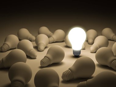 Bir parlayan beyaz arka plan, bireysellik ve farklı yaratıcı fikir kavramları ışıksız akkor lightbulbs üzerinden dışarı ayakta ampul