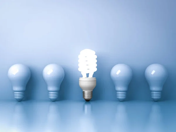 Lâmpada de poupança de energia, uma lâmpada fluorescente compacta brilhante que se destaca de lâmpadas incandescentes não iluminadas no fundo azul, individualidade e ideia criativa diferente — Fotografia de Stock