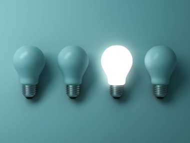 Işıksız akkor ampuller yansıma, bireysellik ve farklı yaratıcı fikir kavramlar yeşil zemin üzerine dışarı ayakta bir parlayan ışık ampul