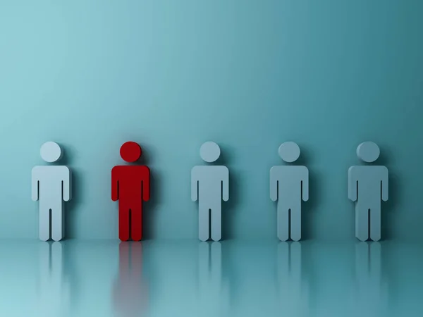 Heben sich von der Masse und verschiedenen kreativen Ideenkonzepten ab, ein roter Mann steht inmitten anderer Menschen auf grünem Hintergrund — Stockfoto