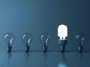 Eko enerji tasarruflu ampul, ışıksız akkor ampuller yansıma yeşil arka plan, bireysellik ve farklı fikirler kavramlar üzerinden dışarı ayakta bir parlayan floresan ampul