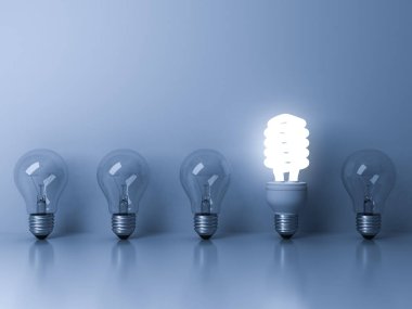Eko enerji tasarruflu ampul, ışıksız akkor ampuller yansıma mavi arka plan, bireysellik ve farklı fikirler kavramlar üzerinden dışarı ayakta bir parlayan floresan ampul