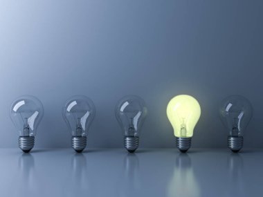 Işıksız akkor ampuller yansıma ve gölge, bireysellik ve farklı yaratıcı fikir kavramlar mavi zemin üzerine dışarı ayakta bir parlayan ışık ampul