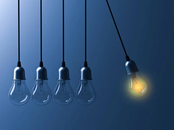 Una lampadina a sospensione incandescente diverso e distinguersi da lampadine a incandescenza spenti come newton culla su sfondo blu scuro, leadership e concetto di idea creativa di business diverso — Foto Stock