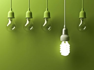 Yansıma yeşil arka plan, liderlik ve farklı yaratıcı fikir kavramı ile sönük akkor lightbulbs üzerinden bir asılı enerji tasarruflu ampul farklı parlayan göze çarpıyor. 3D render
