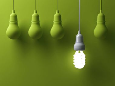 Gölge, liderlik ve farklı yaratıcı fikir kavramı yeşil zemin üzerine ışıksız akkor lightbulbs üzerinden bir asılı enerji tasarruflu ampul farklı parlayan göze çarpıyor. 3D render