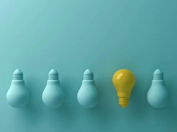 Pense em conceito diferente, uma lâmpada amarela que se destaca das lâmpadas incandescentes verdes não iluminadas com reflexão e sombra, liderança e conceito de ideia criativa diferente. Renderização 3D — Fotografia de Stock