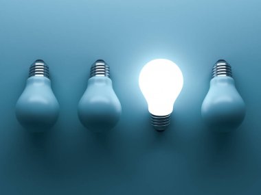 Bir parlak ışık ampul ışıksız akkor ampuller yansıma, bireysellik ve farklı yaratıcı iş parlak fikri kavramlar yeşil zemin üzerine dışarı ayakta. 3D render