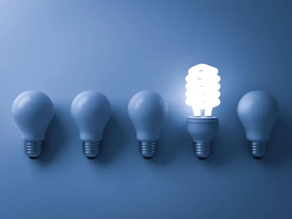 Lâmpada de poupança de energia, uma lâmpada fluorescente compacta brilhante que se destaca das lâmpadas incandescentes não iluminadas no fundo azul, individualidade e conceitos diferentes de ideia criativa. Renderização 3D — Fotografia de Stock