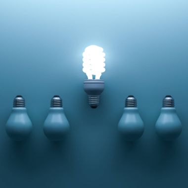 Enerji tasarruflu ampul, bir parlayan kompakt floresan ampul ışıksız akkor ampuller mavi arka plan, bireysellik ve farklı yaratıcı fikir kavramlar üzerinden dışarı ayakta. 3D render