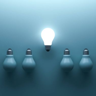 Bir parlak ışık ampul ışıksız akkor ampuller gölge ve yansıma, bireysellik ve farklı yaratıcı fikir kavramlar mavi zemin üzerine dışarı ayakta. 3D render