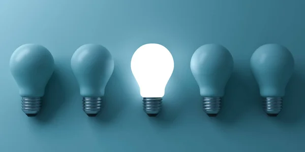1 つ白熱電球反射と影、個性さまざまなビジネスの創造的なアイデアの概念と背景が緑色に点灯していない白熱電球から目立ちます。3 d のレンダリング — ストック写真