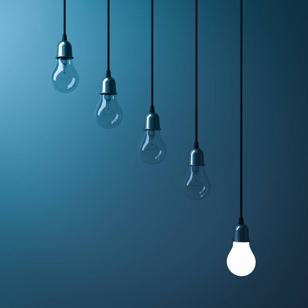 Одна висячая лампочка светится по-разному и выделяется из неосвещенных ламп накаливания с размышлением о темно-синем фоне, лидерстве и различных бизнес-творческой идеи. 3D рендеринг
