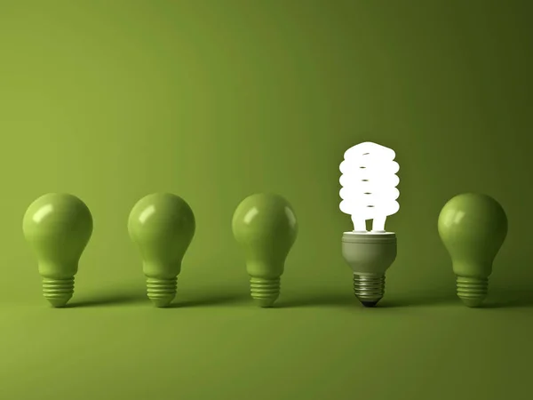 Эко-энергосберегающая лампочка, одна светящаяся компактная люминесцентная лампочка, выделяющаяся из неосвещенных ламп накаливания, отражающихся на зеленом фоне, индивидуальности и другой концепции. 3D рендеринг — стоковое фото