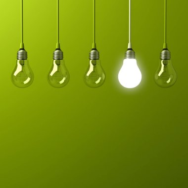 Bir ampul farklı ve sönük akkor ampuller ile yansıma yeşil arka plan, liderlik ve farklı iş yaratıcı bir fikir kavramı üzerinden dışarı ayakta parlayan asılı