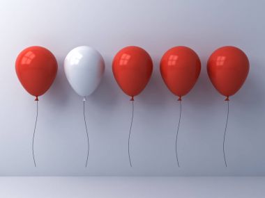 Kalabalık ve farklı fikir kavramı, bir beyaz balon yansımaları ve gölgeler beyaz duvar zemin üzerine kırmızı diğer balonlar arasında göze çarpıyor. 3D render.
