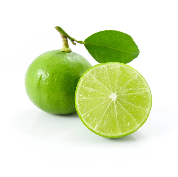 Grüne Zitronen Oder Limetten Mit Blatt Isoliert Auf Weißem Hintergrund — Stockfoto