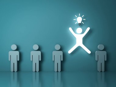 Kalabalık ve farklı kavram, bir parlak ışık adam yansımaları ile koyu yeşil pastel renk arka plan üzerinde diğer insanlar arasında bir fikir ampul ile atlama göze çarpıyor. 3D render.