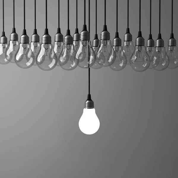 一个悬挂灯泡发光不同 站在昏暗的灰色背景 领导和不同的商业创意概念 从熄灭的白炽灯灯泡 — 图库照片