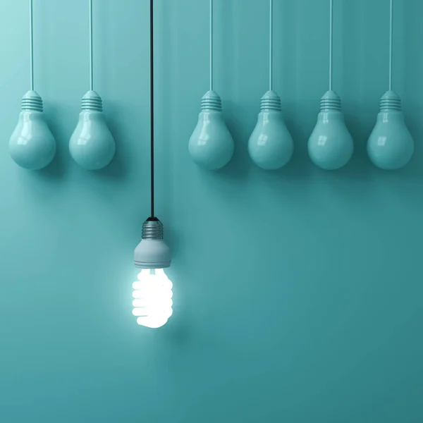 つのエコ省エネ白熱電球がぶら下がっているとグリーンのパステル カラーの壁の背景 リーダーシップと異なる独創的なアイデアの概念消灯白熱電球から出て立っています レンダリング — ストック写真