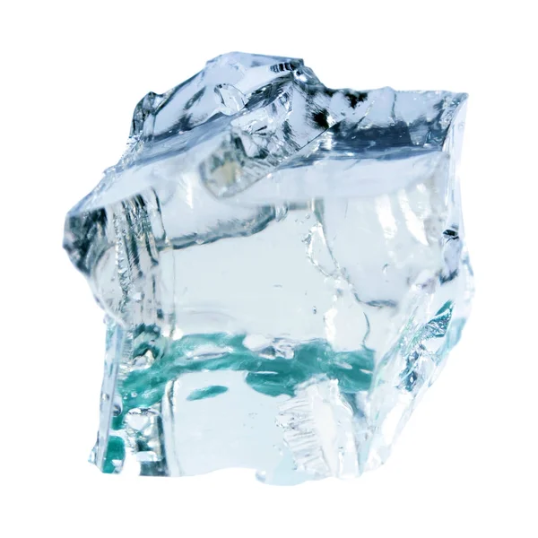 Cubo de gelo transparente isolado sobre fundo branco — Fotografia de Stock