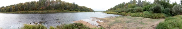 Panoramautsikt över landskapet i floden västra Dvina (Daugava) i höst — Stockfoto