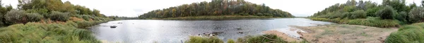 Panoramatický krajinu řeky Západní Dvina (Daugava) na podzim — Stock fotografie