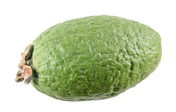 Зеленый неочищенный feijoa фрукты на белом фоне — стоковое фото