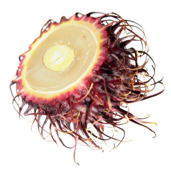 Rambutan fruta cortada por la mitad dentro de la sección transversal aislado sobre fondo blanco — Foto de Stock