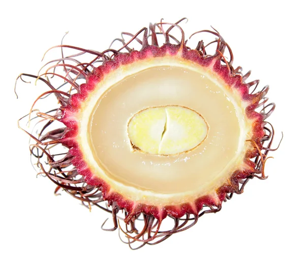 Rambutan fruta cortada por la mitad dentro de la sección transversal aislado sobre fondo blanco — Foto de Stock